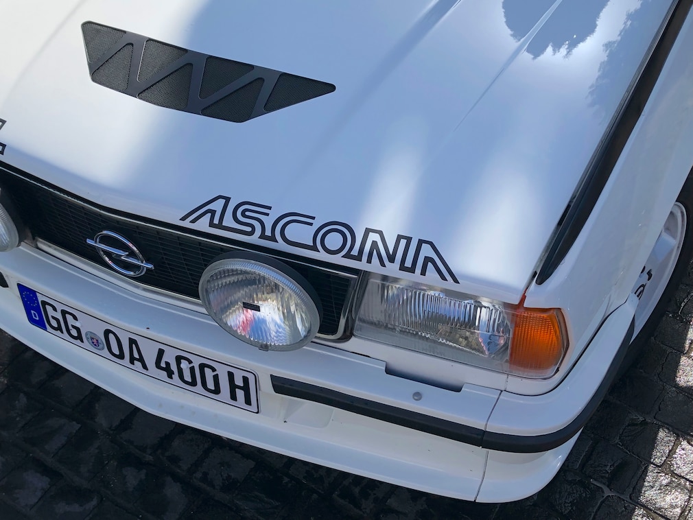 Front des Opel Ascona 400 Basis von schräg oben