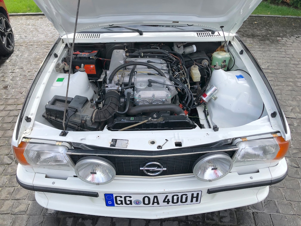Motorraum des Opel Ascona B 400 Basis.