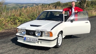 Opel Ascona 400 Basis stehend schräg von vorn mit AUTO BILD-Redakteur Frank B. Meyer