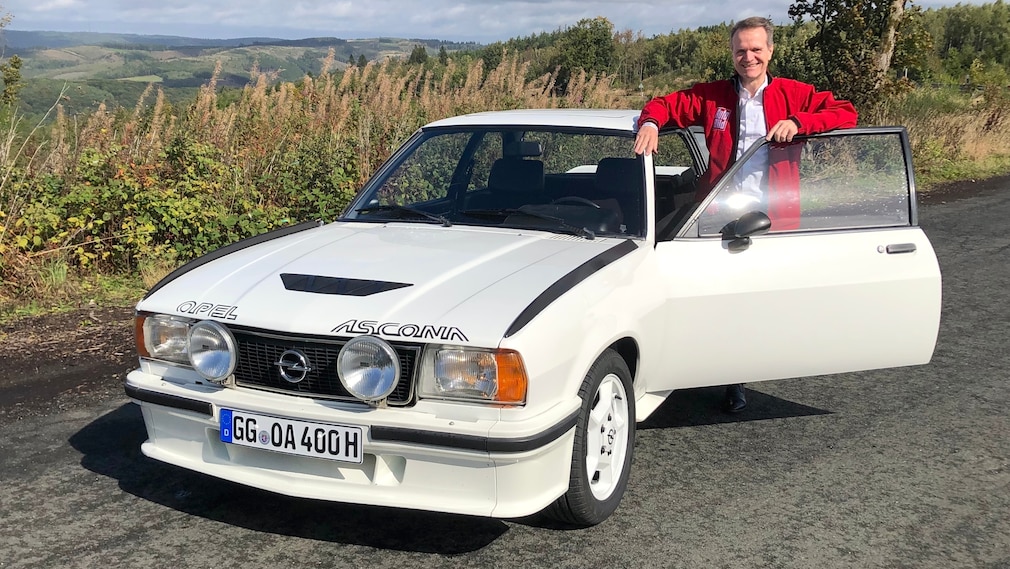 Opel Ascona 400 Basis stehend schräg von vorn mit AUTO BILD-Redakteur Frank B. Meyer