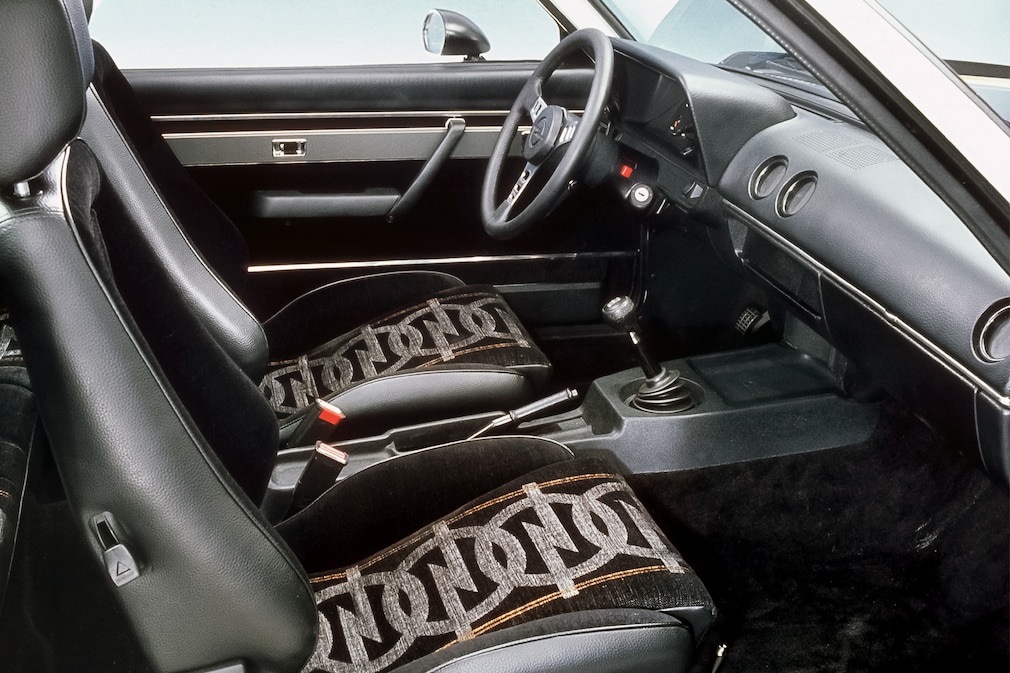 historisches Foto: Vordersitze und Cockpit des Opel Ascona 400