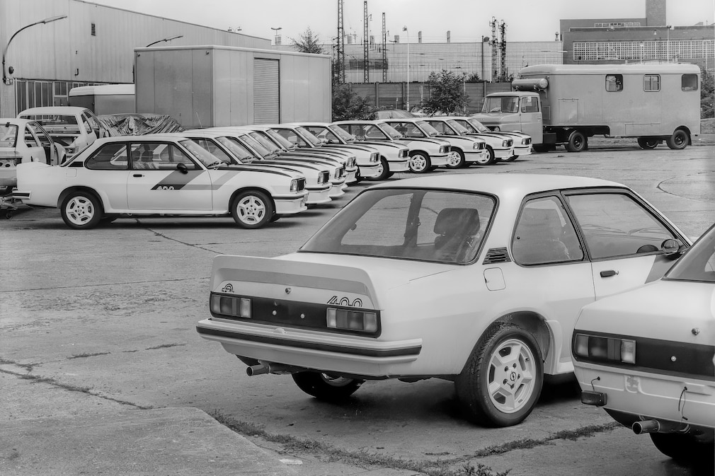 historisches Schwarzweißfoto: Opel Ascona 400, Topversion und Basisversion