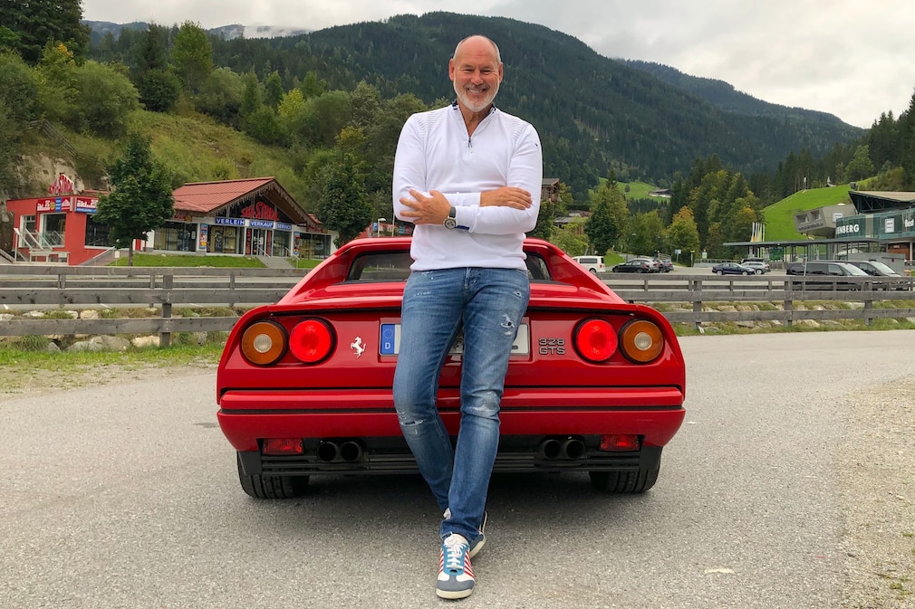Besitzer Martin Cohn lehnt am Heck seines Ferrari 328 GTS