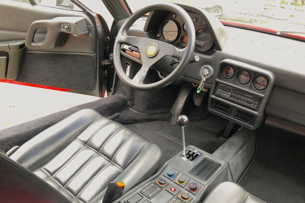 Cockpit des Ferrari 328 GTS