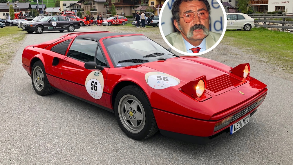 Ferrari 328 GTS stehend von schräg vorn, dazu ein Portraitfoto von Ion Tiriac