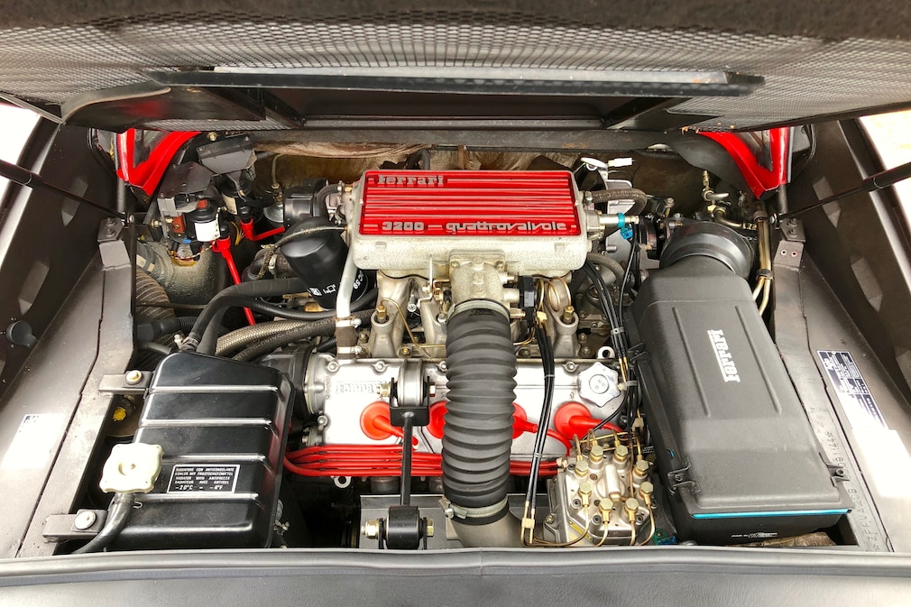 Motorraum des Ferrari 328 GTS