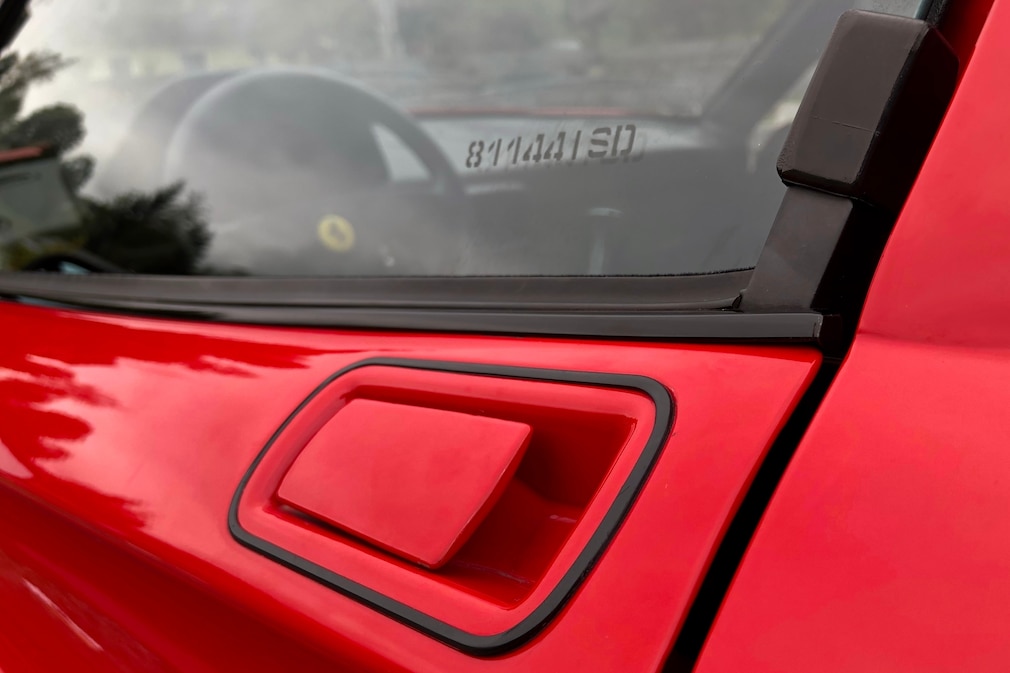 Türgriff und in die Seitenscheibe geätzte Fahrgestellnummer beim Ferrari 328 GTS