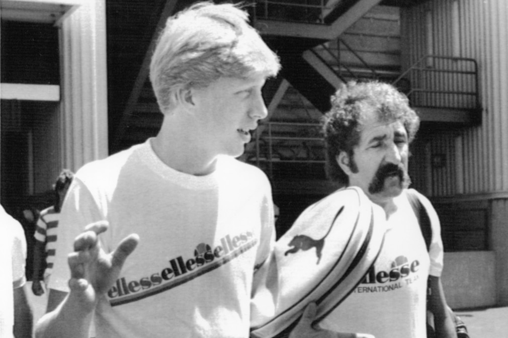 historisches Schwarzweißfoto: Boris Becker und Ion Tiriac 1985