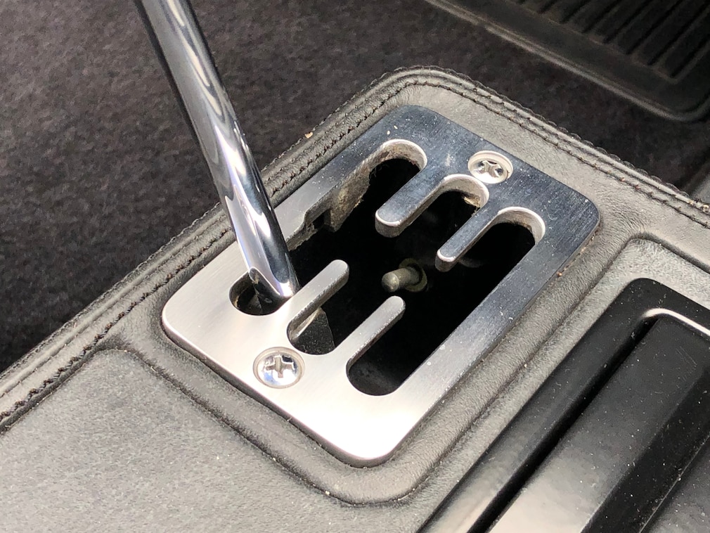 offene Schaltkulisse des Ferrari 328 GTS