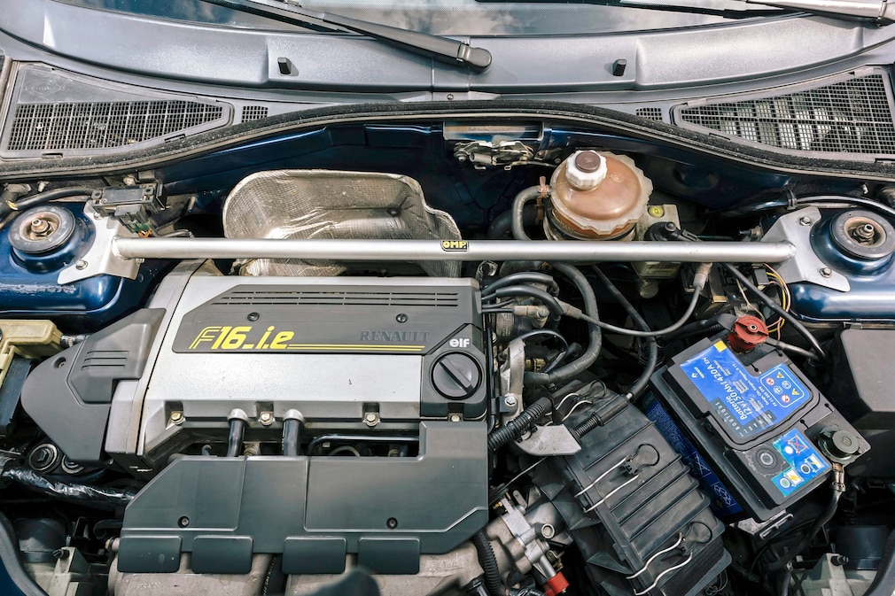 Motorraum vom Renault Clio Williams