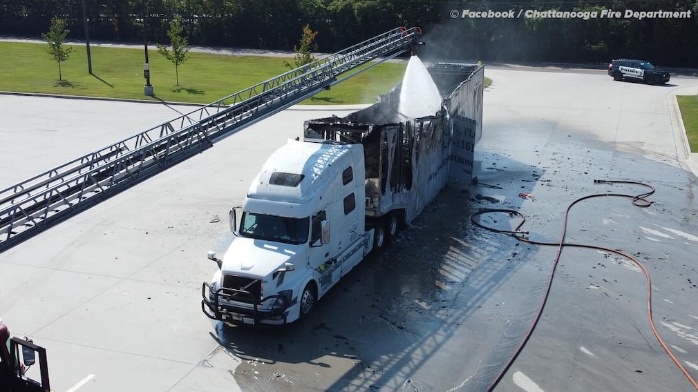 Truck geht mit Supersportlern in Flammen auf