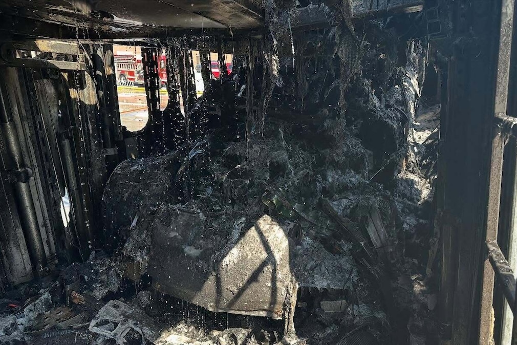 Truck geht mit Supersportlern in Flammen auf
