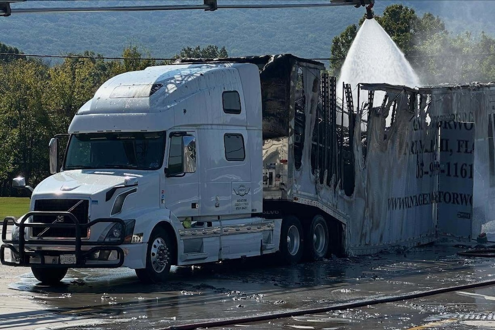 Truck geht mit Supersportlern in Flammen auf