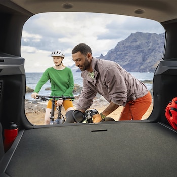 Citroën C3 AIrcross Kofferraum mit Menschen