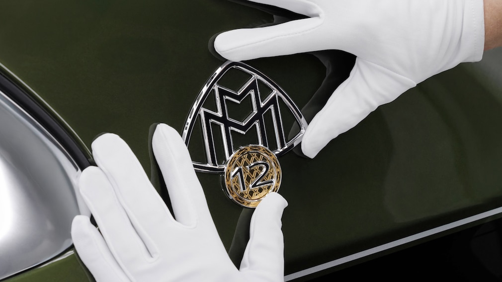 Goldene Exklusivität mit zwölf Zylindern
