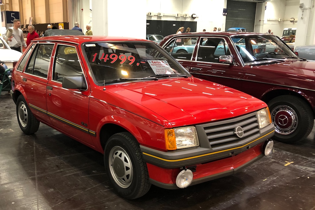 roter Opel Corsa A auf Messe