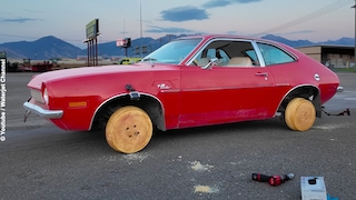 Ford Pinto mit Parmesanlaib statt Rädern