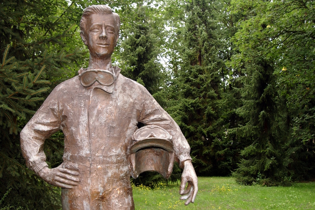 Bronzestatue des Rennfahrers Wolfgang Graf Berghe von Trips