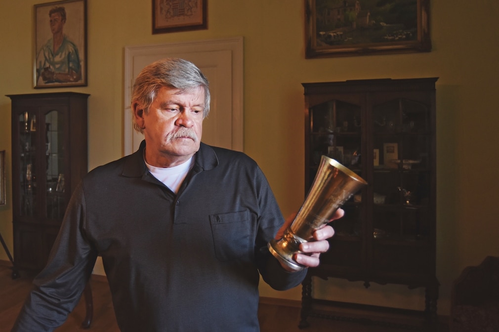 Jörg-Thomas Födisch mit Zinnbecher in der Hand