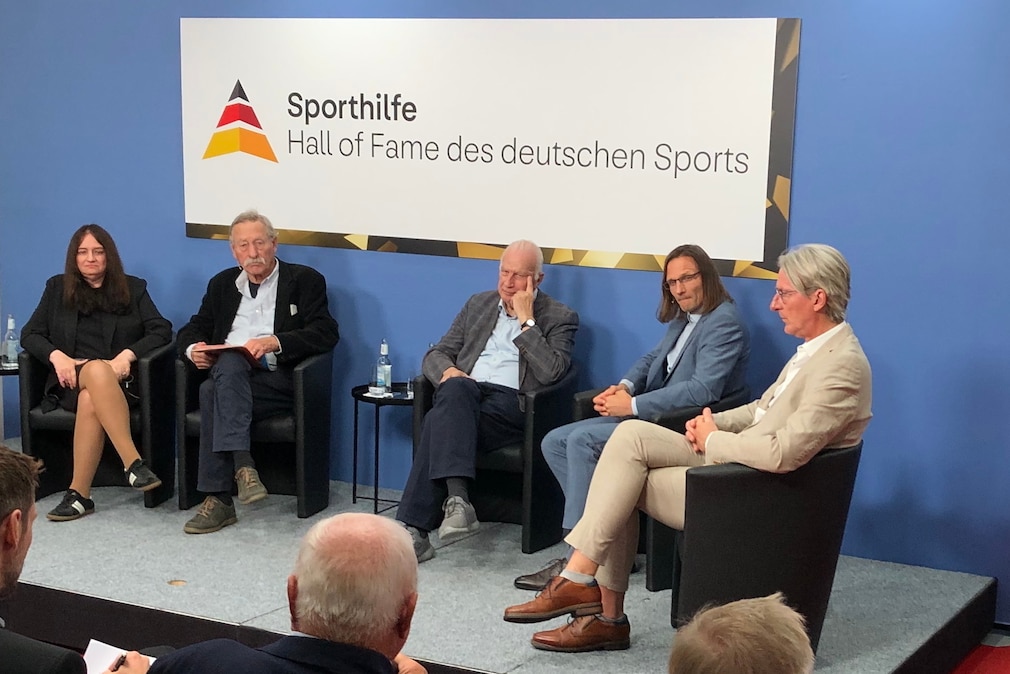 fünf Personen bei einer Podiumsdiskussion