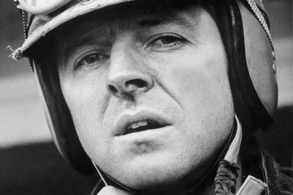 historisches Schwarzweißfoto: Wolfgang Graf Berghe von Trips, Portrait mit Helm