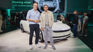 Skoda-Chef Klaus Zellmer (r.) vor der Studie Vision O