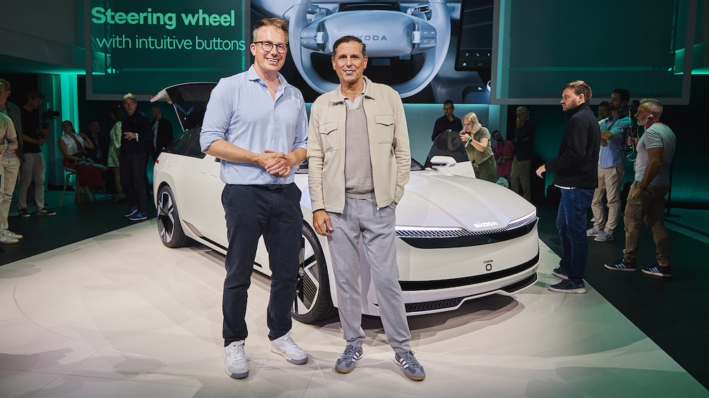 Skoda-Chef Klaus Zellmer (r.) vor der Studie Vision O