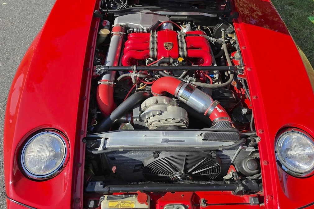Motor im Porsche 928 Cabrio-Umbau mit Kompressor und Ladeluftkühler