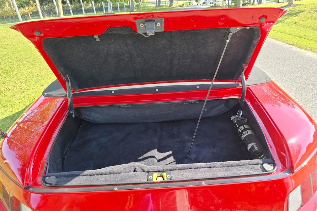 Offener Kofferraum beim Porsche 928 Cabrio-Umbau