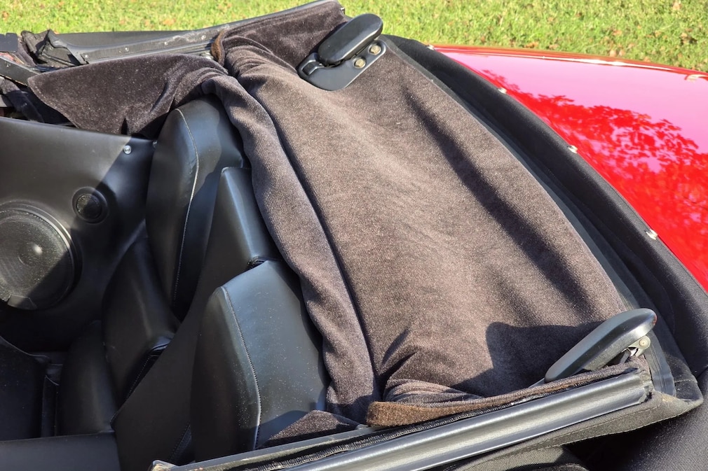 Offenes Verdeck des Porsche 928 Cabrio-Umbaus von oben