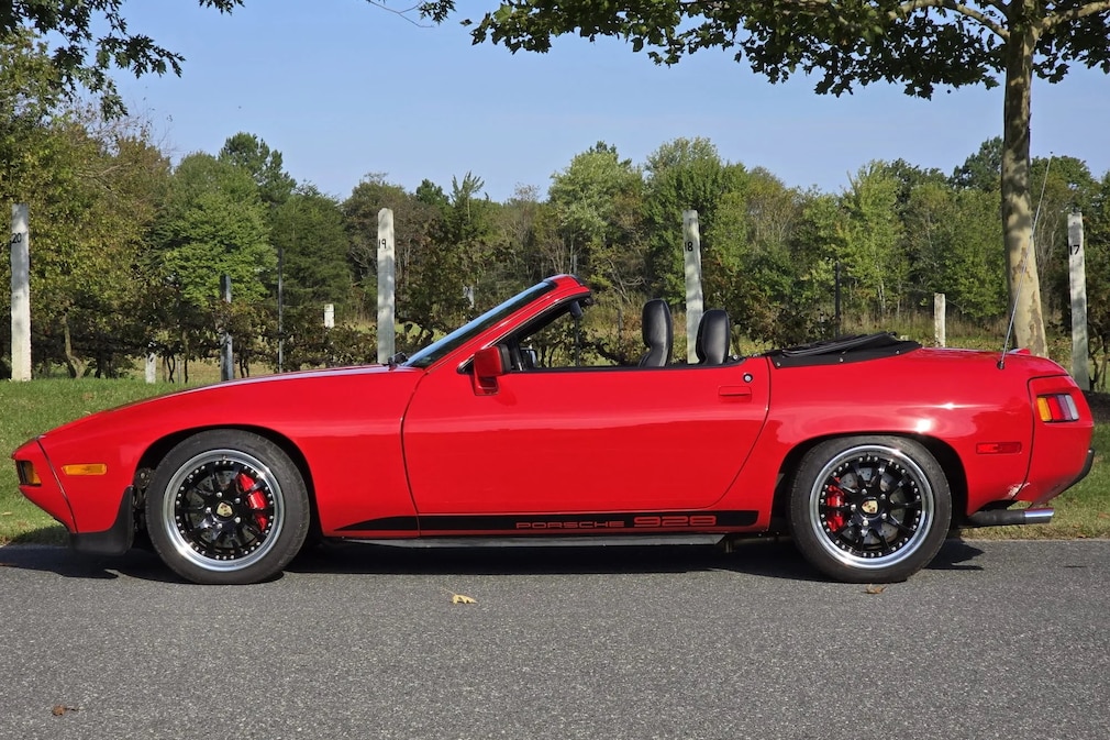 Porsche 928 Cabrio-Umbau stehend von der Seite, Verdeck offen