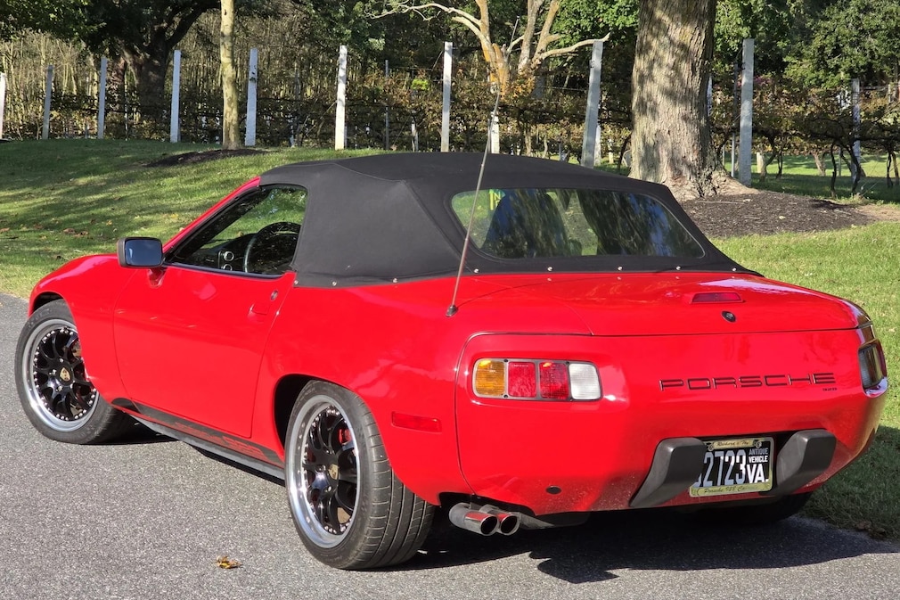 Porsche 928 Cabrio-Umbau stehend von schräg hinten, Verdeck geschlossen