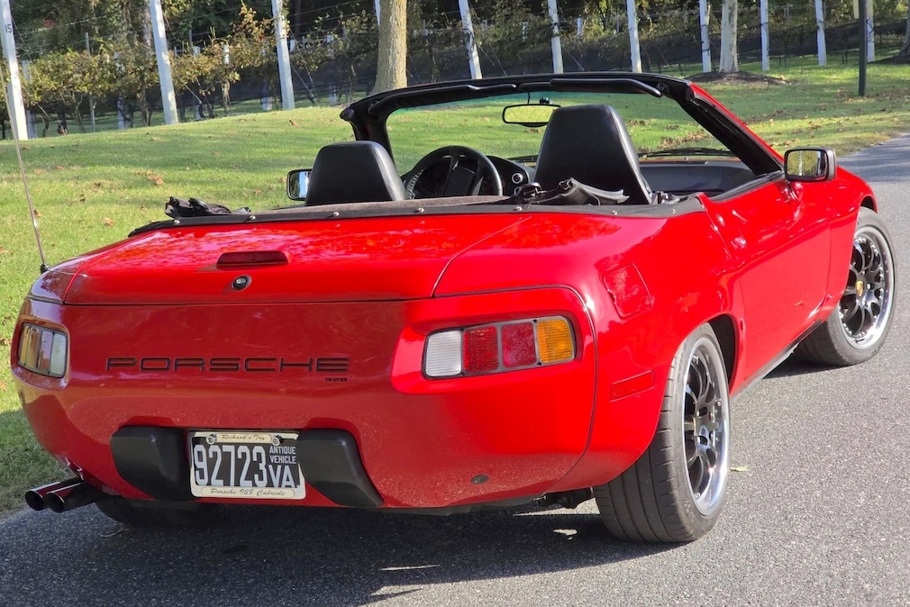 Porsche 928 Cabrio-Umbau stehend von schräg hinten, Verdeck offen