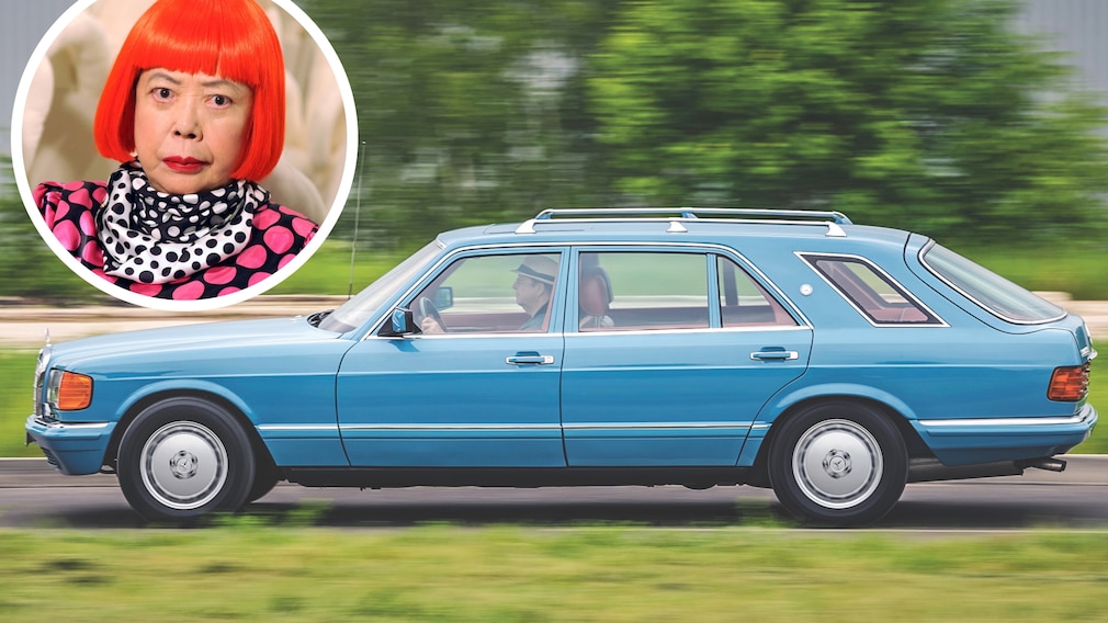 Mercedes S-Klasse Kombi-Umbau fahrend von der Seite, dazu Portrait der Künstlerion Yayoi Kusama