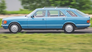 Mercedes S-Klasse Kombi-Umbau fahrend von der Seite, dazu Portrait der Künstlerion Yayoi Kusama