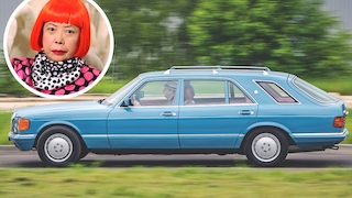 Mercedes S-Klasse Kombi-Umbau fahrend von der Seite, dazu Portrait der Künstlerion Yayoi Kusama
