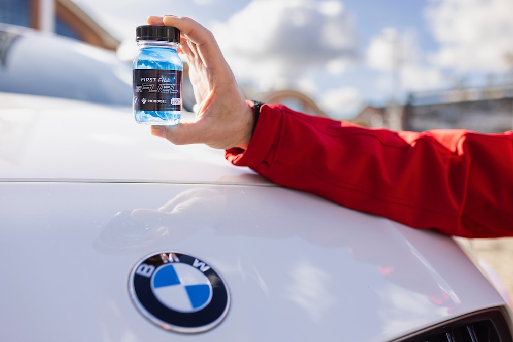 E-Fuel-Fläschchen zum Werksbetanken von neuen BMW