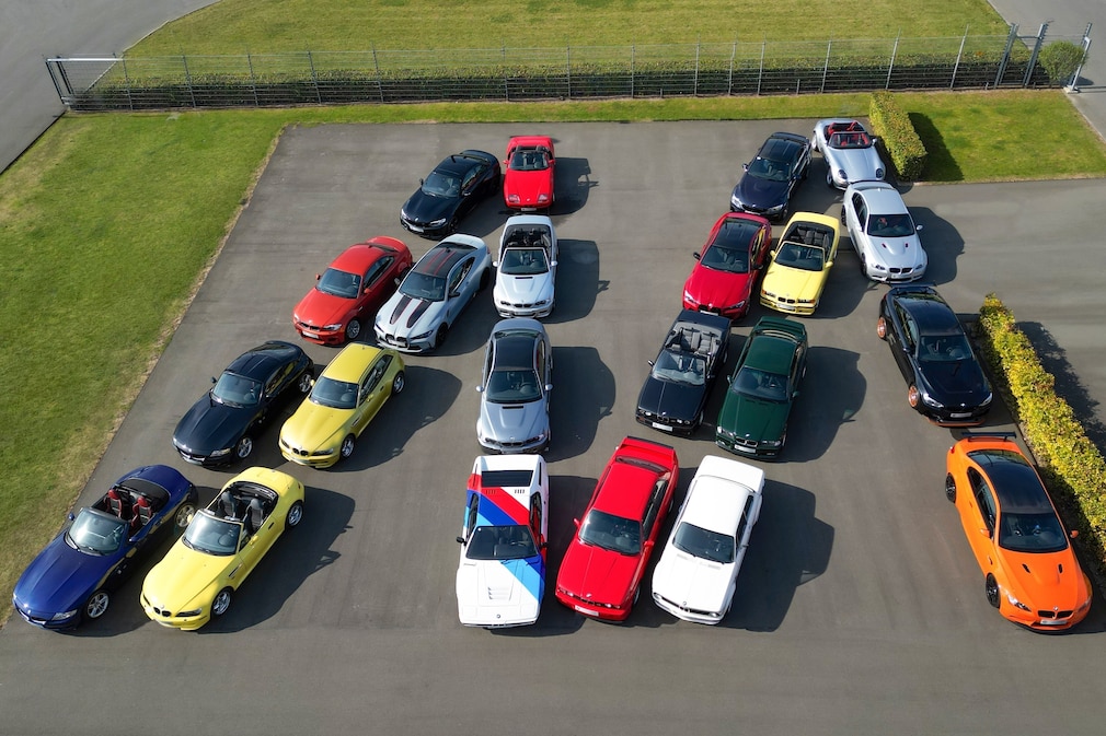 22 BMW-Autos in M-Form drapiert, aus der Luft fotografiert