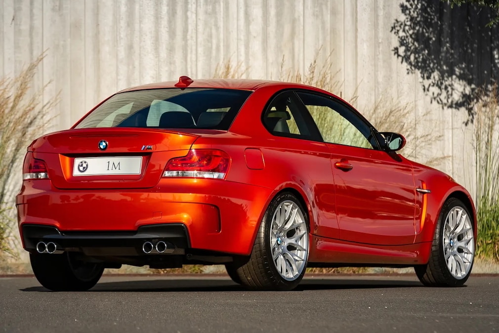 BMW 1er M Coupé E82 stehend von schräg hinten