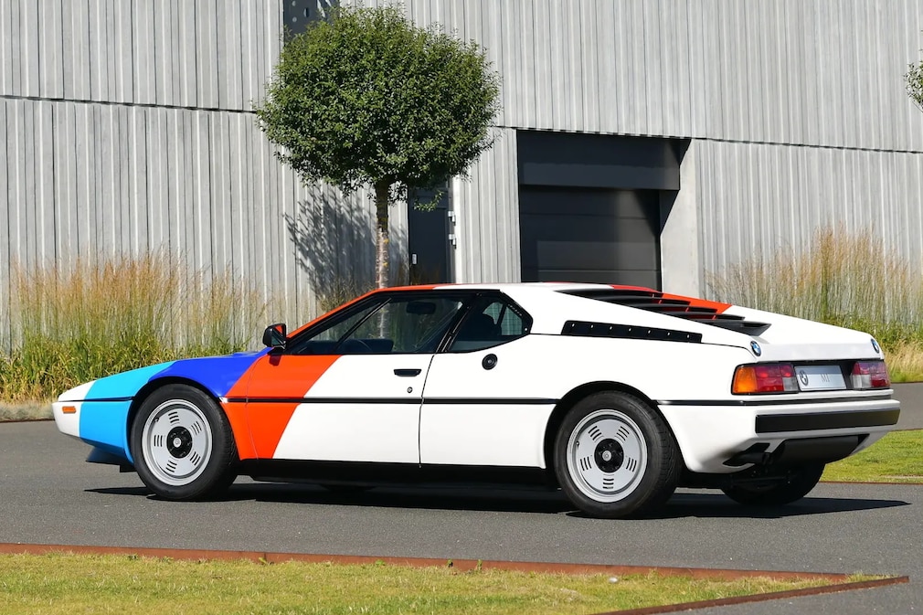 BMW M1 stehend von schräg hinten