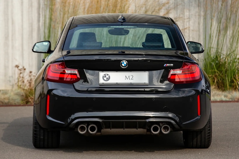BMW M2 Coupé F87 stehend von hinten