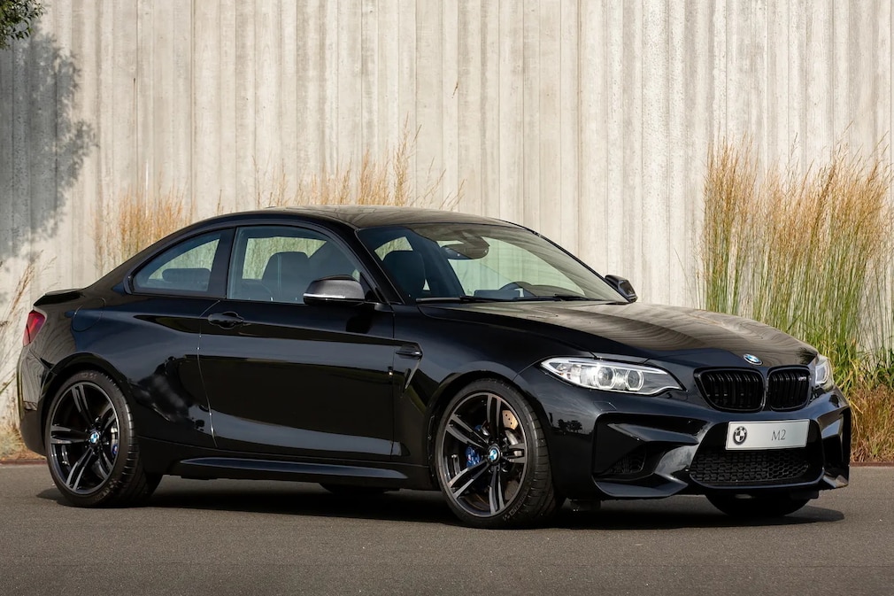 BMW M2 Coupé F87 stehend von schräg vorn