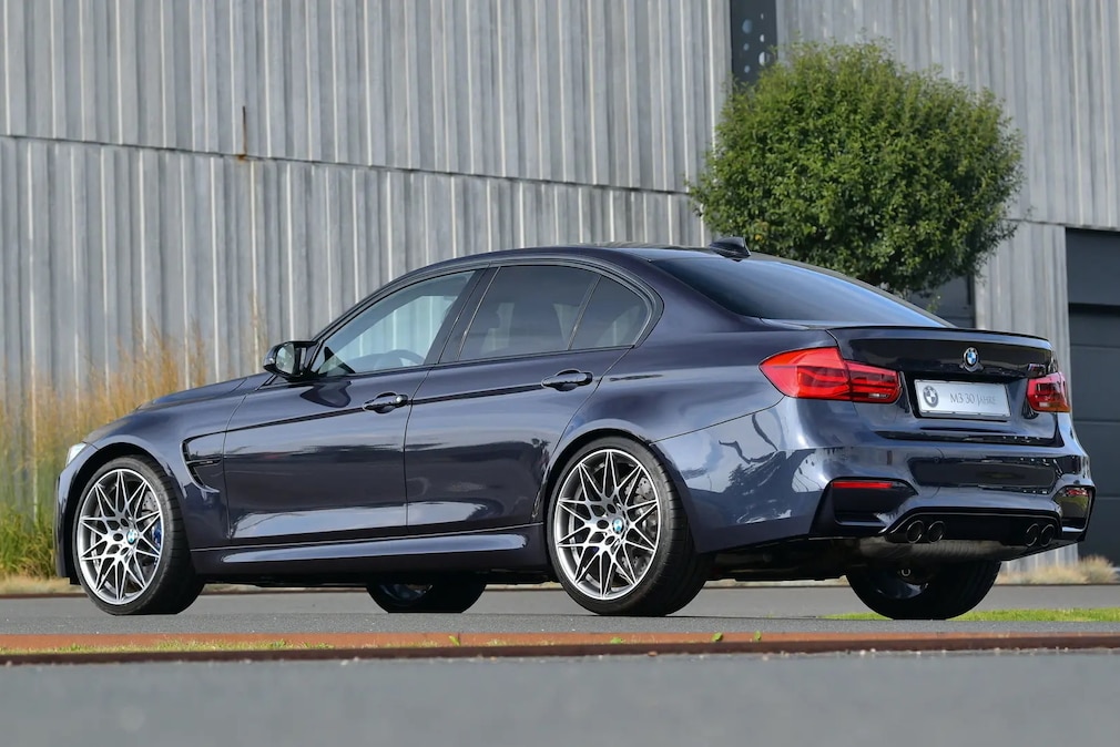 BMW M3 30 Jahre Edition F80 stehend von schräg hinten