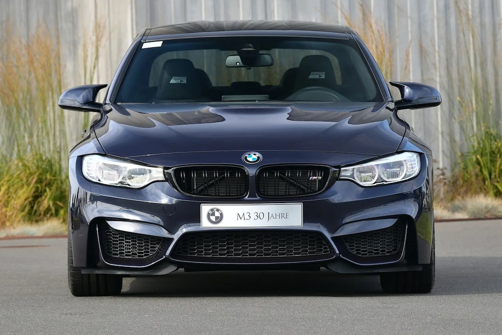 BMW M3 30 Jahre Edition F80 stehend von vorn