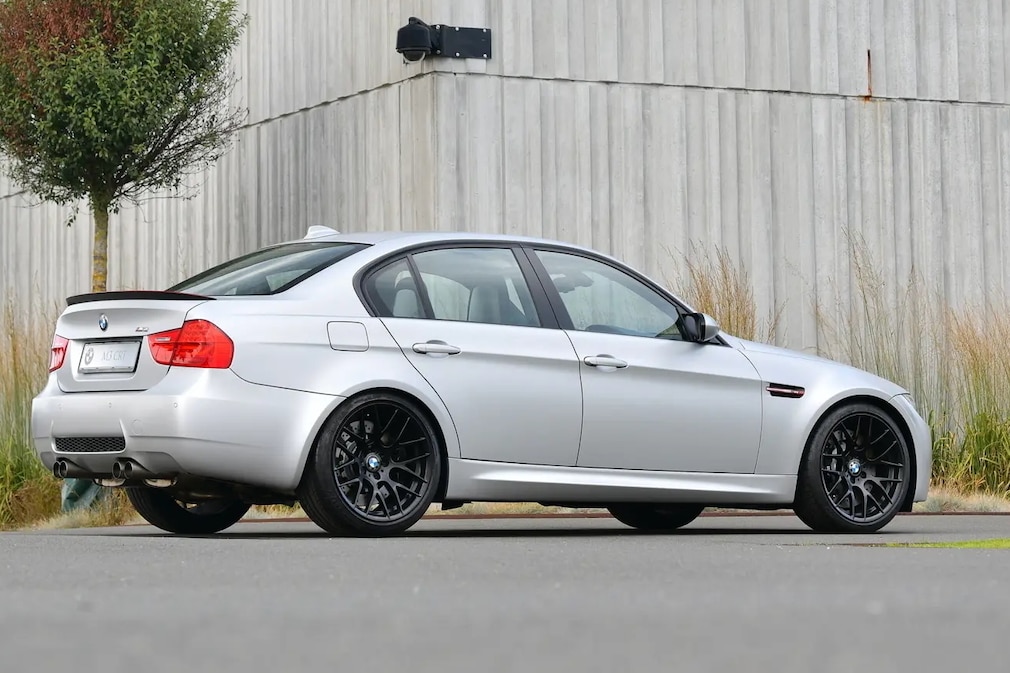 BMW M3 CRT Limousine E90 stehend von der Seite/hinten