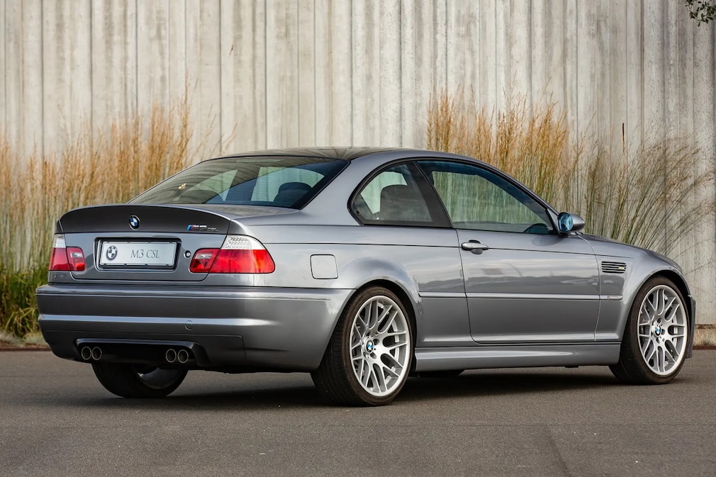 BMW M3 CSL E46 stehend von schräg hinten