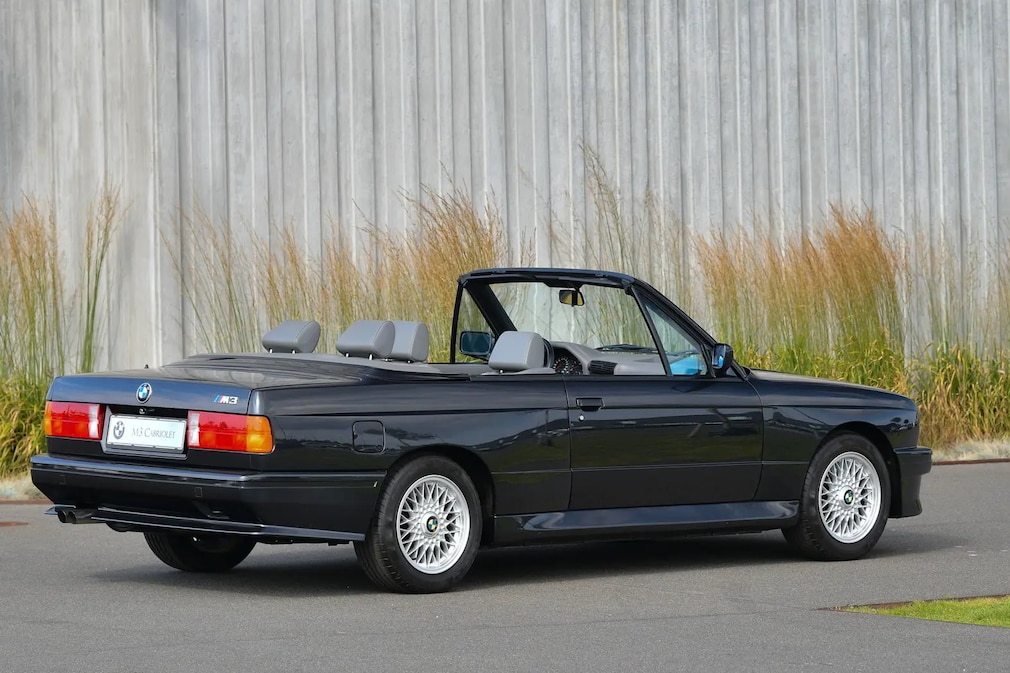 BMW M3 E30 Cabrio stehend von schräg hinten