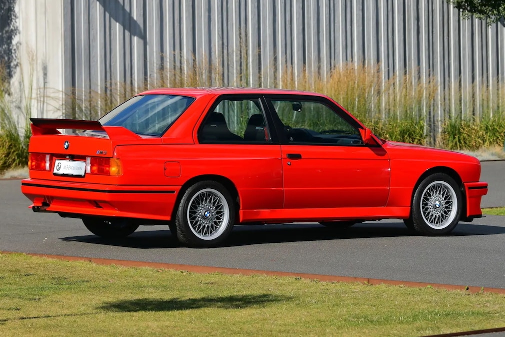 BMW M3 E30 Sport Evo stehend von schräg hinten