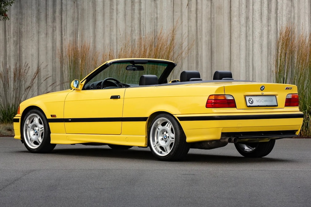 BMW M3 E36 Cabrio stehend von schräg hinten