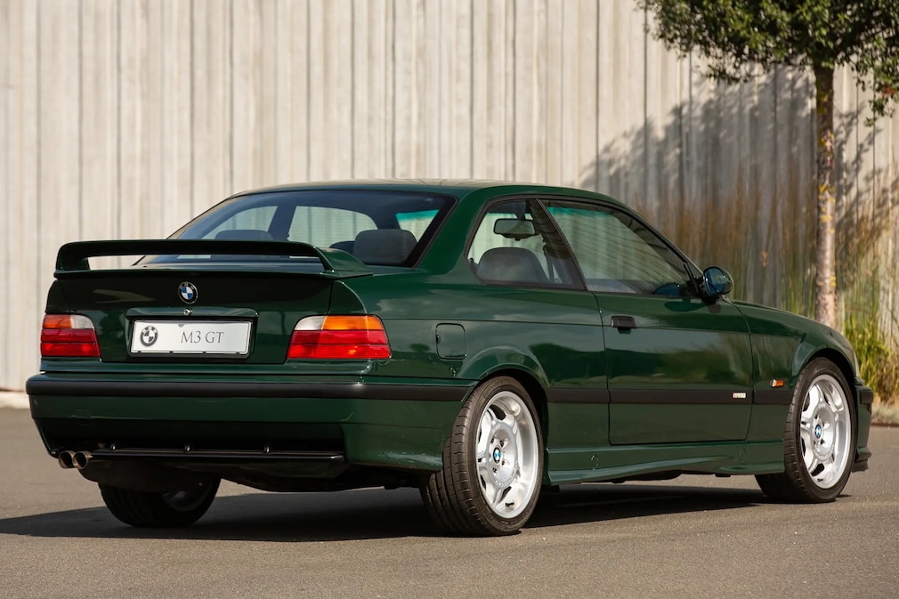 BMW M3 E36 Coupé stehend von schräg hinten